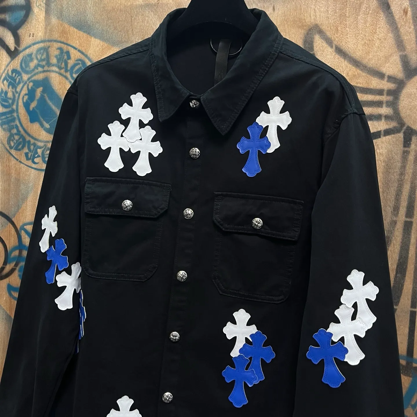 P610 Wang Zha has a new one! Heavy 15.5oz! Kill all market versions instantly! The price has bottomed out. Chrome Hearts Haute Couture Chrome Hearts patchwork leather denim jacket. The choice of high-grade twill denim custom-made fabrics is very important. It distinguishes the low version and wrong version of all pure black denim fabrics on the market. The cross patchwork leather is all imitation lambskin. All dyeing is completely restored without color difference. The inner leather label is first-layer calfskin. All hardware is 925 silver plated. It distinguishes all versions on the market. There is no better casual comparison in the market. Same style for men and women S-XL